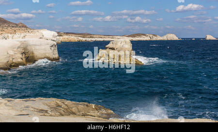 Mineralische Formationen auf Küste von Milos Insel im Ägäischen Meer, Griechenland. Stockfoto