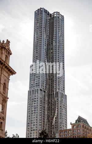 NEW YORK - NOV 15: 8 Fichte Straße Wolkenkratzer (aka Beekman Tower) am 15. November 2012 in New York. Das Gebäude am 265 m ist t Stockfoto