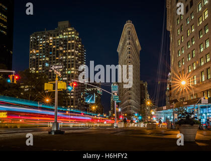 Langzeitbelichtung geschossen Erfassung der einzigartigen Flatiron Gebäude in New York. Liebe wie der Kontrast von kühlen und warmen Farben Stockfoto