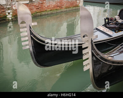 Zwei Bögen von Gondeln schweben in einem Kanal, Venedig, Veneto, Italien Stockfoto