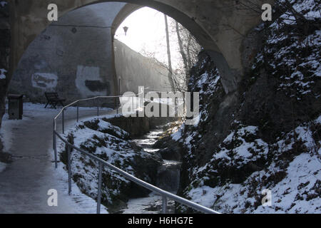 Gasse entlang der befestigten Mauern rund um die Altstadt von Brasov, Rumänien, im Winter Stockfoto