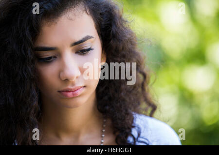 Traurige junge Frau im freien Stockfoto