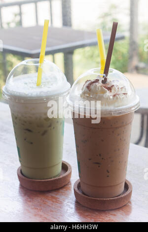 Eiskaffee mit grüner Eistee in Coffee-Shop, Fotoarchiv Stockfoto