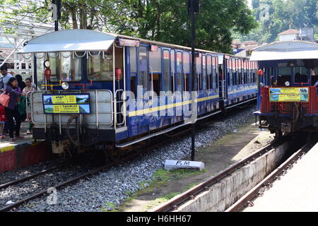 Nilgiri Mountain Eisenbahnzüge in Coonoor Station anschließen Coonoor und Udhagamandalam Ooty Tamil Nadu, Indien Stockfoto