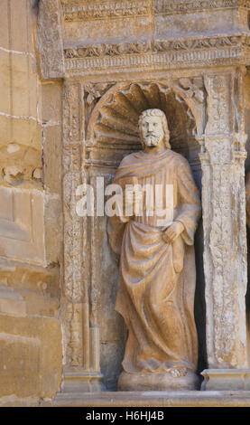 16. Jahrhundert Statue des Heiligen Matthäus Evangelist bei dem Auftraggeber Tor der Kirche von Santo Tomas in Haro, La Rioja, Spanien Stockfoto