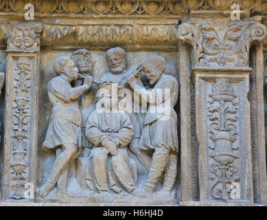 16. Jahrhundert Basrelief Darstellung der Folter Jesu am Principal Tor an der Kirche Santo Tomás in Haro, La Rioja, Spa Stockfoto