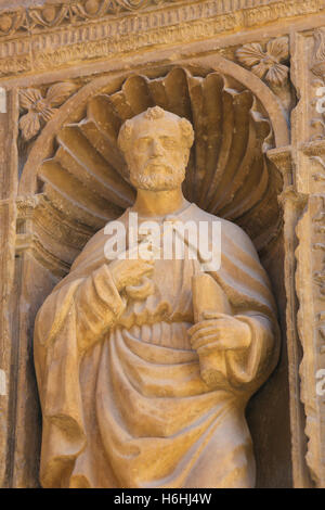 Statue des Apostels Petrus am wichtigsten Tor aus dem 16. Jahrhundert in der Kirche Santo Tomás in Haro, La Rioja, Spanien Stockfoto