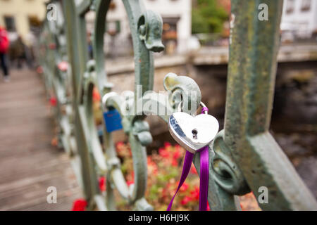 für die Liebe hängen sie Vorhängeschlösser auf Brücke Stockfoto