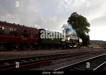 Britische Dampf Lok Herzogin von Sutherland dampft durch West Yorkshire an einem späten Sommerabend Stockfoto