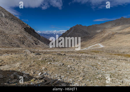 Der Pangong Lake Road; behauptet, um die dritte höchste befahrbare Straße Stockfoto