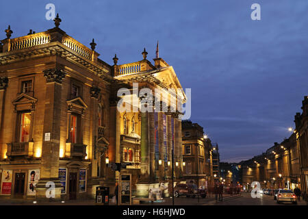 Das Theatre Royal auf Grey Street in Newcastle-upon-Tyne, England. Einbruch der Dunkelheit senkt sich über der Innenstadt. Stockfoto