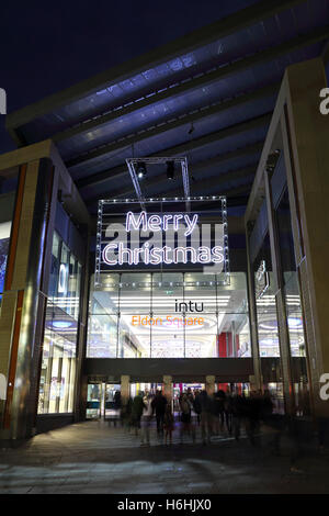 Der Eingang zum Intu Eldon Square in Newcastle-upon-Tyne, England. Über der Tür hängt ein Schild mit der Aufschrift Frohe Weihnachten. Stockfoto