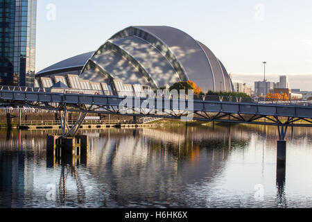 Skyline von Glasgow mit River Clyde Stockfoto