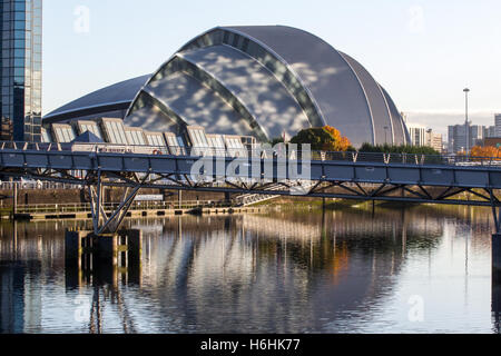 Skyline von Glasgow mit River Clyde Stockfoto