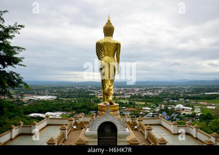 Aussichtspunkt und Buddha Statue Bild Wandern, im Tempel Wat Phra, dass Khao Noi liegt auf Khao Noi Hügel in Nan, Thail Stockfoto