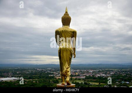 Aussichtspunkt und Buddha Statue Bild Wandern, im Tempel Wat Phra, dass Khao Noi liegt auf Khao Noi Hügel in Nan, Thail Stockfoto