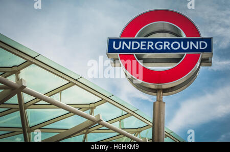 London, England, Vereinigtes Königreich: TFL Rondell am Kings Cross Bahnhof Stockfoto