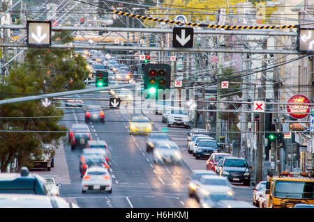Johnston Street nach Osten von Smith Street, Melbourne, Victoria, Australien Stockfoto