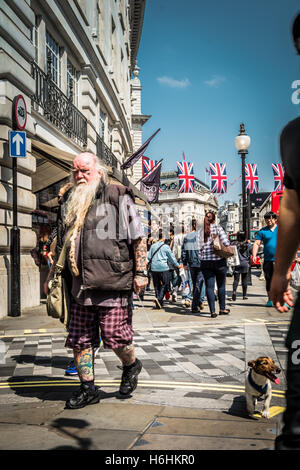 Ein bärtiger Alter Mann geht seinen Jack Russell Hund entlang der Regent Street in der Nähe von Piccadilly Circus im Zentrum von London Stockfoto