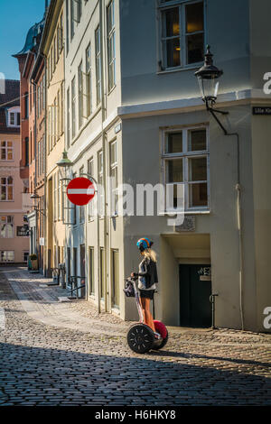 Einer Frau auf ein Segway personal Transporter, Kopenhagen, Dänemark Stockfoto