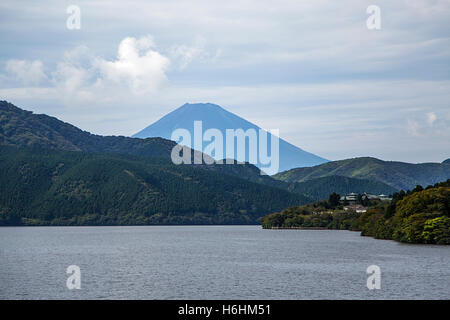 Blick auf den Berg Fuji von Ashi-See in Hakone, Japan Stockfoto