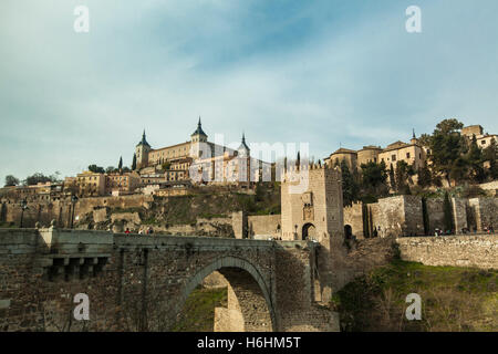 Alcazar-Festung mit einer Brücke in Toledo Stockfoto