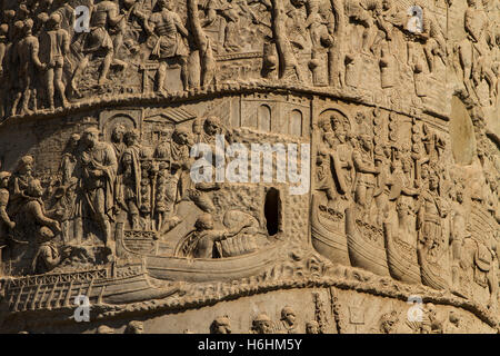 Architekturdetail des Marcus Aurelius Spalte in Piazza Colonna in Rom, Italien Stockfoto