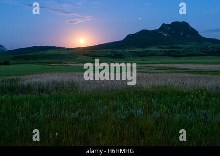Blick auf die Stadt Zheleznovodsk von Mount Beshtau Blick vom Maschuk Stadt und Mount Beshtau Stockfoto