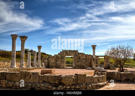 Antike griechische Basilika und Marmorsäulen. Chersonesus Taurica in der Nähe von Sewastopol auf der Krim Stockfoto