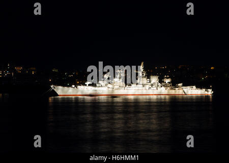 SEWASTOPOL, Russland A Russian Navy Kara-Klasse Missile Cruiser Kertsch verankert in der Bucht von Sewastopol für den großen Tag des Sieges Stockfoto