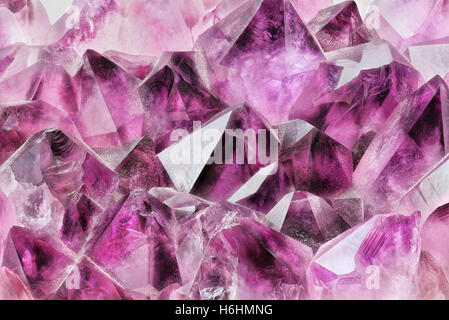 Crystal Stone Makro mineralischen Oberfläche, lila grobe Amethyst Quarz-Kristalle Stockfoto
