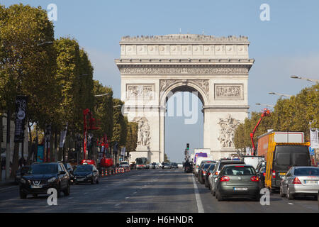 Der Arc de Triomphe von der Champs-Elysées, Paris, Frankreich. Stockfoto