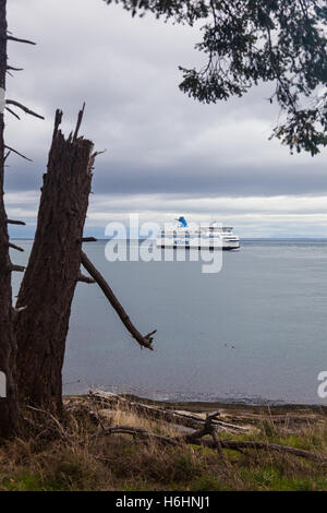 Autofähre auf der Strecke von Vancouver nach Victoria vorbei an der Südspitze von Galiano Island Stockfoto