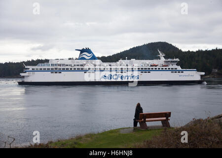 Autofähre auf der Strecke von Vancouver nach Victoria vorbei an der Südspitze von Galiano Island Stockfoto