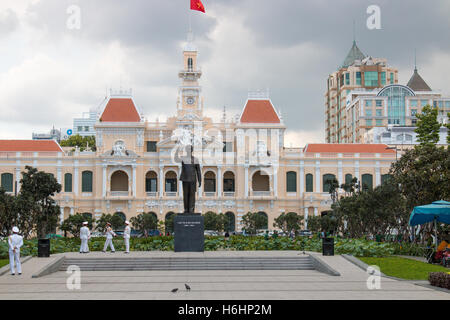 Hotel De Ville Menschen Ausschuss Bau, Ho Chi Minh Stadt, Saigon Vietnam mit Führer statue Stockfoto