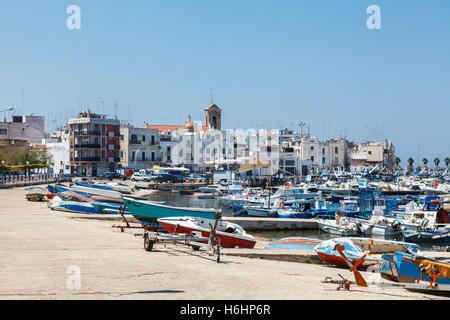 Italienische Angelboote/Fischerboote vertäut im Hafen arbeiten von Mola di Bari in Apulien (Puglia), Süditalien an einem sonnigen Tag, blauer Himmel Stockfoto