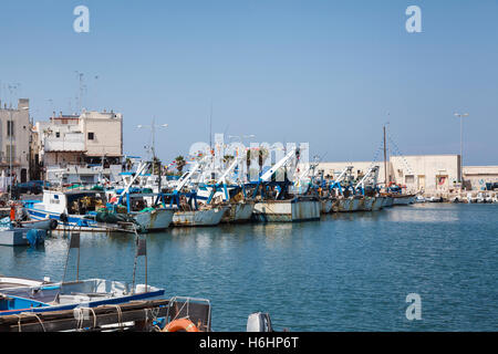 Italienische Angelboote/Fischerboote vertäut im Hafen arbeiten von Mola di Bari in Apulien (Puglia), Süditalien an einem sonnigen Tag, blauer Himmel Stockfoto