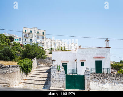 Weiß getünchten Gebäuden am Hang in die Hügel der Stadt Locorotondo, Apulien (Puglia), in der Region Bari, Süditalien Stockfoto