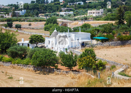 Traditionelle weiß gekalkten weißen Trulli Häuser in die Hügel der Stadt Locorotondo, Region Bari, Apulien (Puglia), Süditalien Stockfoto