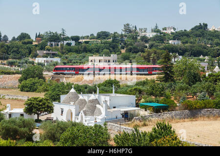 Traditionelle weiß gekalkten weißen Trulli Häuser in die Hügel der Stadt Locorotondo, Region Bari, Apulien (Puglia), Süditalien Stockfoto