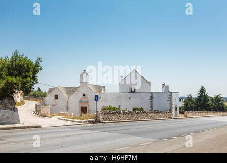 Typisch weiß getünchten am Straßenrand Kapelle Gebäude in der Nähe der Hügel der Stadt Locorotondo, Apulien (Puglia), Region Bari, Süditalien Stockfoto