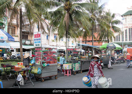 Stände und Händler Markthändler in can Tho Stadtzentrum verkaufen Lebensmittel, Mekong-Delta, Vietnam Stockfoto