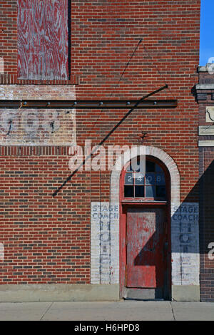 Ursprünglich war eine Freimaurerloge in Fort Worth Stock Yard Bezirk das Gebäude in ein Hotel umgewandelt, vor dem Verlassenwerden. Stockfoto