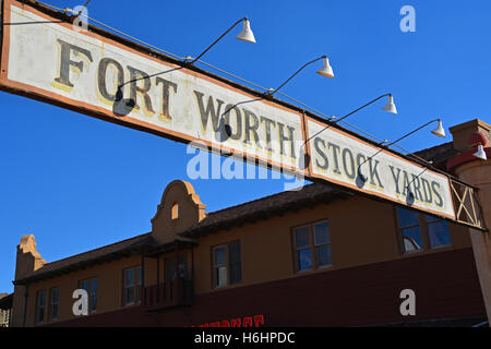 Das "Fort Worth Stock Yards" Schild über der Hauptstraße wurde eine lange Zeit-Befestigung in Fort Worth Stock Yard Bezirk. Stockfoto