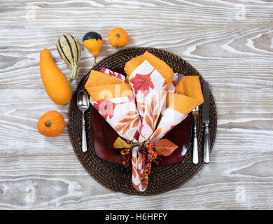 Draufsicht auf ein festliches Dinner im Herbst-Einstellung mit echten Kürbis Dekorationen auf weißem Holz Stockfoto