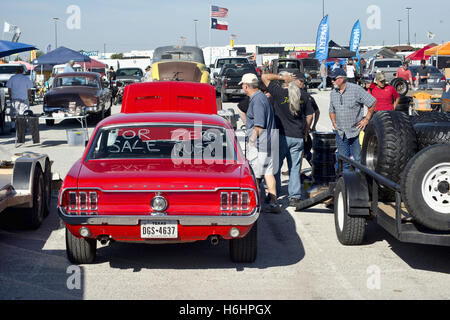 Grand Prairie, Texas - Oct.29,2016 Autos zum Verkauf auf lokalen Kfz-Tauschbörse. Personen suchen in einem roten 1966 Ford Mustang. Stockfoto