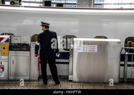 Shikansen Zug verlassen Bahnhof Japan Stockfoto