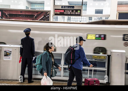 Shikansen Zug verlassen Bahnhof Japan Stockfoto