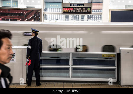 Shikansen Zug verlassen Bahnhof Japan Stockfoto