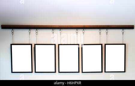 Leere Platten hängen weiße Wand Hintergrund, Fotoarchiv Stockfoto
